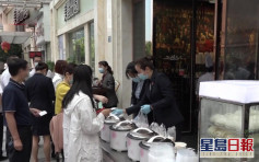 武汉五星级酒店路边卖早餐自救 网民：价格亲民 