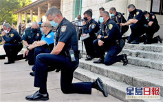 美多地有警员单膝下跪 与民众祈祷以示团结
