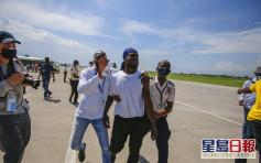 海地非法移民遭遣返 機場現撕拉場面美移民部職員受傷