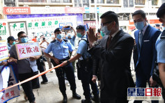 鄧炳強出席元朗區議會 有市民場外高呼支持警察