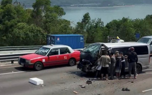 屯門公路輕貨硬撼壞車 女司機9歲童被困 熱心市民助拯救