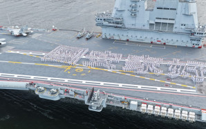 山東艦訪港｜700海軍甲板列出「國安家好」四字  武康：表達愛國愛港祝福