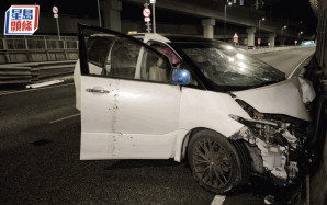 青衣北橋七人車撞壆反彈撼隔音屏  約30歲男司機有酒氣輕傷送院
