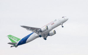國產巨機C919  翱翔維港親市民