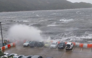 韋帕颱風．有片｜梅窩翻巨浪濺岸邊車輛 網民：泊都泊了