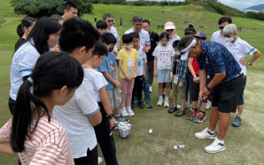 維港會｜公務員義工隊率團訪滘西洲高爾夫球場  逾30小朋友體驗揮桿樂趣