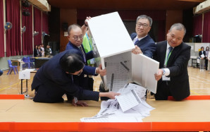區議會選舉2023｜投票結束後點票隨即展開 陸啟康及曾國衞等為地區委員會界別開票