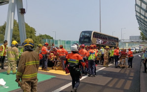 九巴74X大埔吐露港公路撞壆 車長及10乘客受傷送院 一女命危
