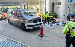 上環永樂街過路婦遭貨Van撞倒 昏迷送院