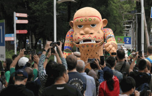 渣打藝趣嘉年華︱10巨型木偶壓軸巡遊  圍觀市民逼爆銅鑼灣