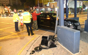 柴灣私家車失控剷上行人路 撞毀鐵欄及路牌 男司機扭傷手拒送院