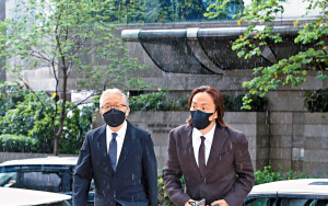 鄭中基偕父出庭獲准澄清離婚報道