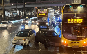 灣仔告士打道3車相撞 男子倒卧城巴車尾 半昏迷送院搶救