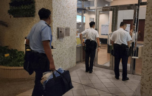 新蒲崗采頤花園女子倒斃屋內 被大量雜物壓住僅現手臂 胞弟上門揭發