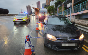 荃灣海安路可疑私家車停路邊 警員車上檢獲兩把牛肉刀