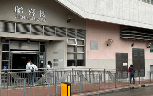 葵聯邨16歲校服女梯間遇毆劫 多處受傷 警追緝在逃疑兇