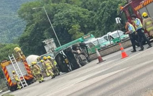 大埔汀角路私家車自炒翻側 司機乘客幸無恙