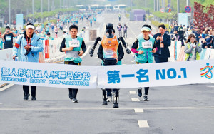 人形機械人 京城全球首「跑」