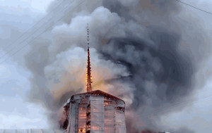 聖母院火災翻版｜丹麥首都400年地標性古蹟遇祝融  著名「龍尾尖塔」倒了