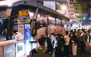 除夕倒數｜內地遊客到旺角維景酒店搭過境巴士  遊客：安排較去年好