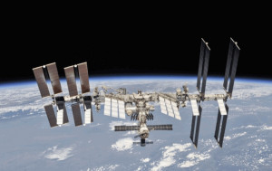 俄羅斯人造衛星突解體  散發逾百塊碎片 美太空人進艙避險