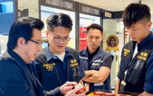 國慶黃金周︱海關夥旅監局巡查購物熱點 派傳單教旅客消費小貼士