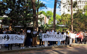 「中國台北隊」風波︱陸生團台清大再遇抗議  陸委會：或禁再辦訪台團