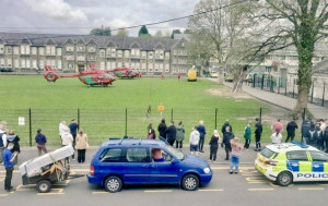 英國威爾斯一中學驚傳斬人案至少3傷  直升機停學校草地 1少女涉殺人未遂被捕