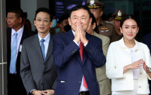 泰國前總理他信  涉質疑君主制遭起訴