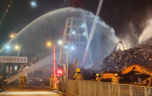 油麻地避風塘船隻廢鐵堆起火 濃煙衝天消防灌救