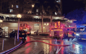 鳳德邨裝修單位冒煙火警鐘大作 居民睡夢中驚醒疏散 消防到場救熄 