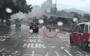 車cam直擊｜龍翔道私家車雨下撞壆繼續行 突「甩轆」險擊中的士釀車禍