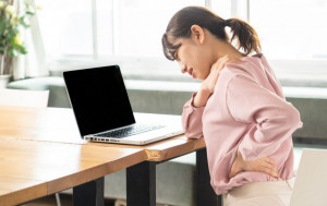 肩頸痛用止痛貼也有副作用？照紅外線燈越久越好？忽略5件事恐更痛更傷