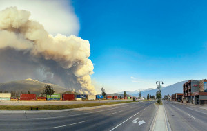 加山火毁旅游名镇大半建筑物