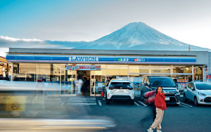 不满游客恶行 日小镇设屏障遮富士山美景