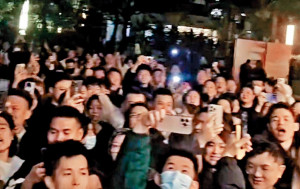 屋苑疑建骨灰房  數百業主抗議