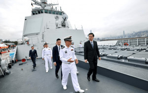 解放軍海軍編隊訪港5天 李家超：海南艦和長沙艦擔當至關重要角色