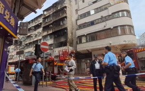 油麻地樓上單位起火冒濃煙 消防撲救