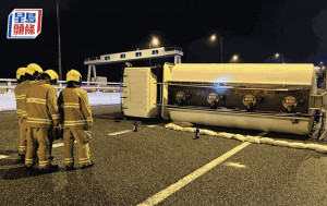 昂船洲大橋運油車失控傾翻 燃油外溢 消防開沫泡喉戒備