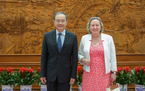 副外長鄧勵晤英國務大臣卓雅敏  強調香港事務是中國內政