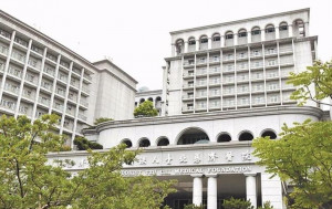 爆料手術室職員「偷拍病人下體揉胸」 台北慈濟醫院護理師遭4罪送辦