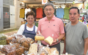 國慶75周年︱高官響應飲食購物優惠 卓永興露天市集買衫買零食