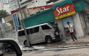 跑馬地客貨車自炒撞爆油站門口  司機送院