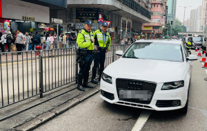 旺角AUDI遇查即衝燈逃走 司機棄車逃逸 警檢大量太空油煙彈