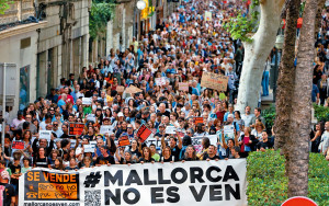 西班牙萬人上街抗議過度觀光