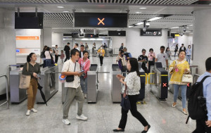 桃芝颱風︱趕「落波」前提早出門  市民急急腳搭車避人潮：改掛時間係「天主的意思」