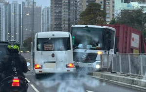 沙田大涌桥路垃圾车铲上石壆 迎头撼校巴酿1伤