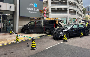 九龍灣德福廣場對開客貨車撞Tesla後剷上行人路 2司機俱傷送院