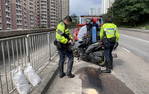 秀茂坪電單車撼路邊貨車   司機口鼻流血送院