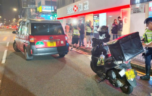 觀塘瘋狂私家車逃捕 撞開前方的士電單車 鐵騎士受傷送院